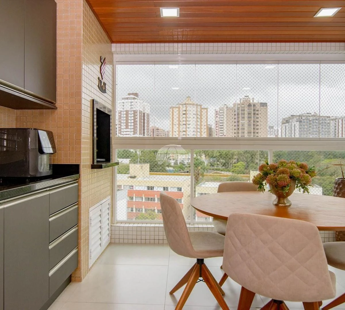 Furnished 3 en-suite apartment with open-plan kitchen — photo 28