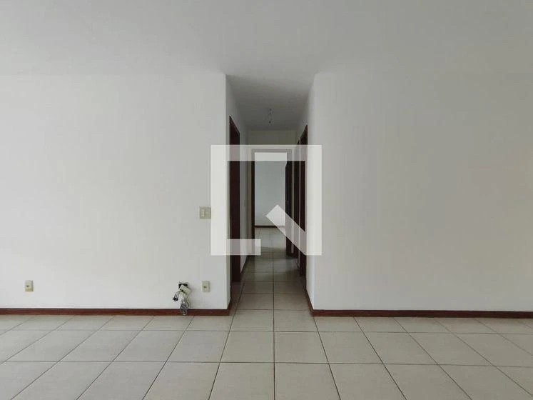 Apartamento mobiliado, 100 m², com janelas do piso ao teto