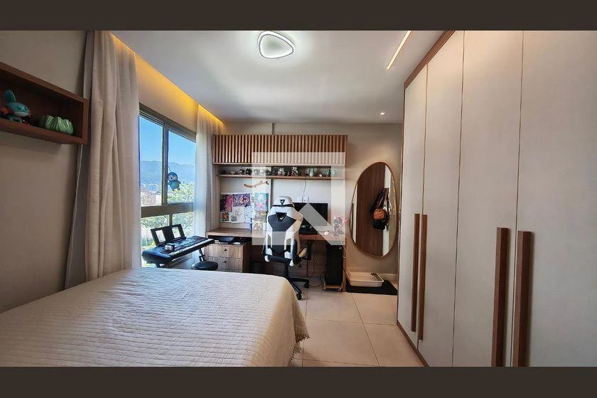 4-bedroom apartment with a glass-enclosed balcony — photo 40