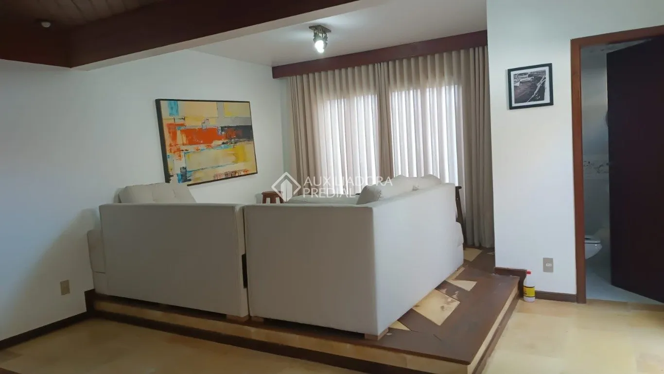 House with 4 bedrooms including a suite and 2 baths