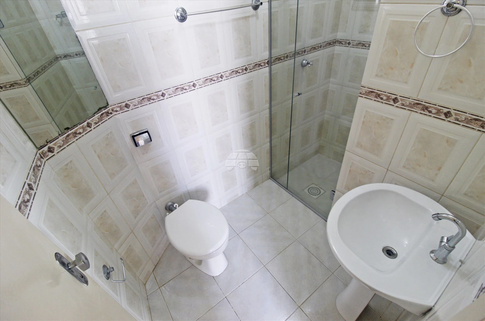 2-bedroom apartment with wood or laminate floors — photo 5