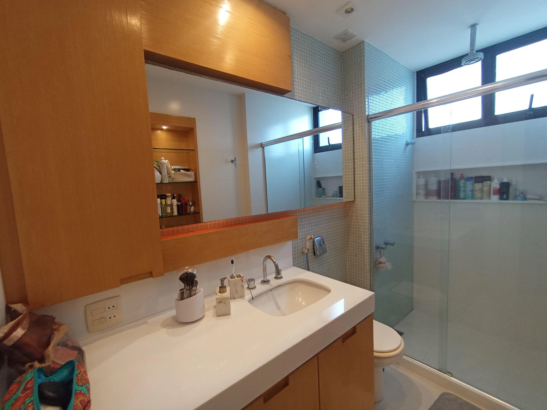 Furnished 3-bedroom apartment with enclosed balcony — photo 30