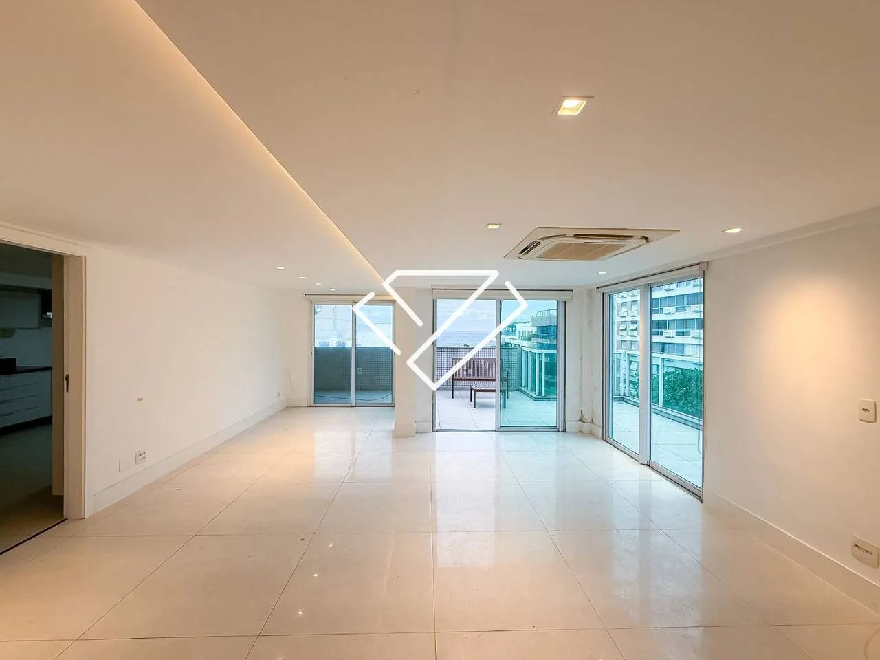 Water view in a 3-bedroom apartment, 660 m² — photo 6