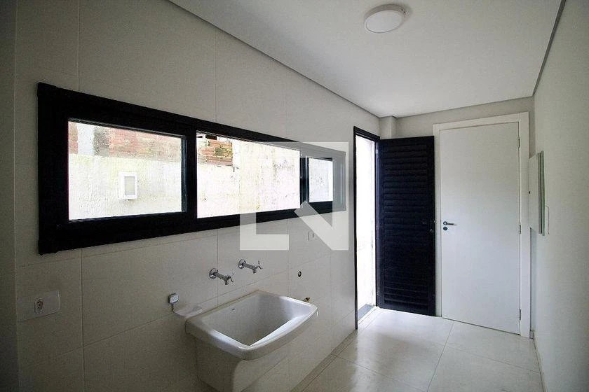 3-bedroom house with floor-to-ceiling windows — photo 20