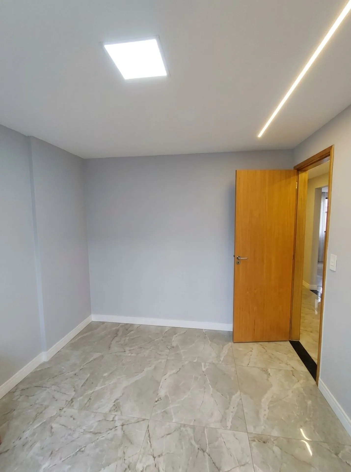 Glass-enclosed balcony in a 2-bedroom house, 100 m² — photo 4
