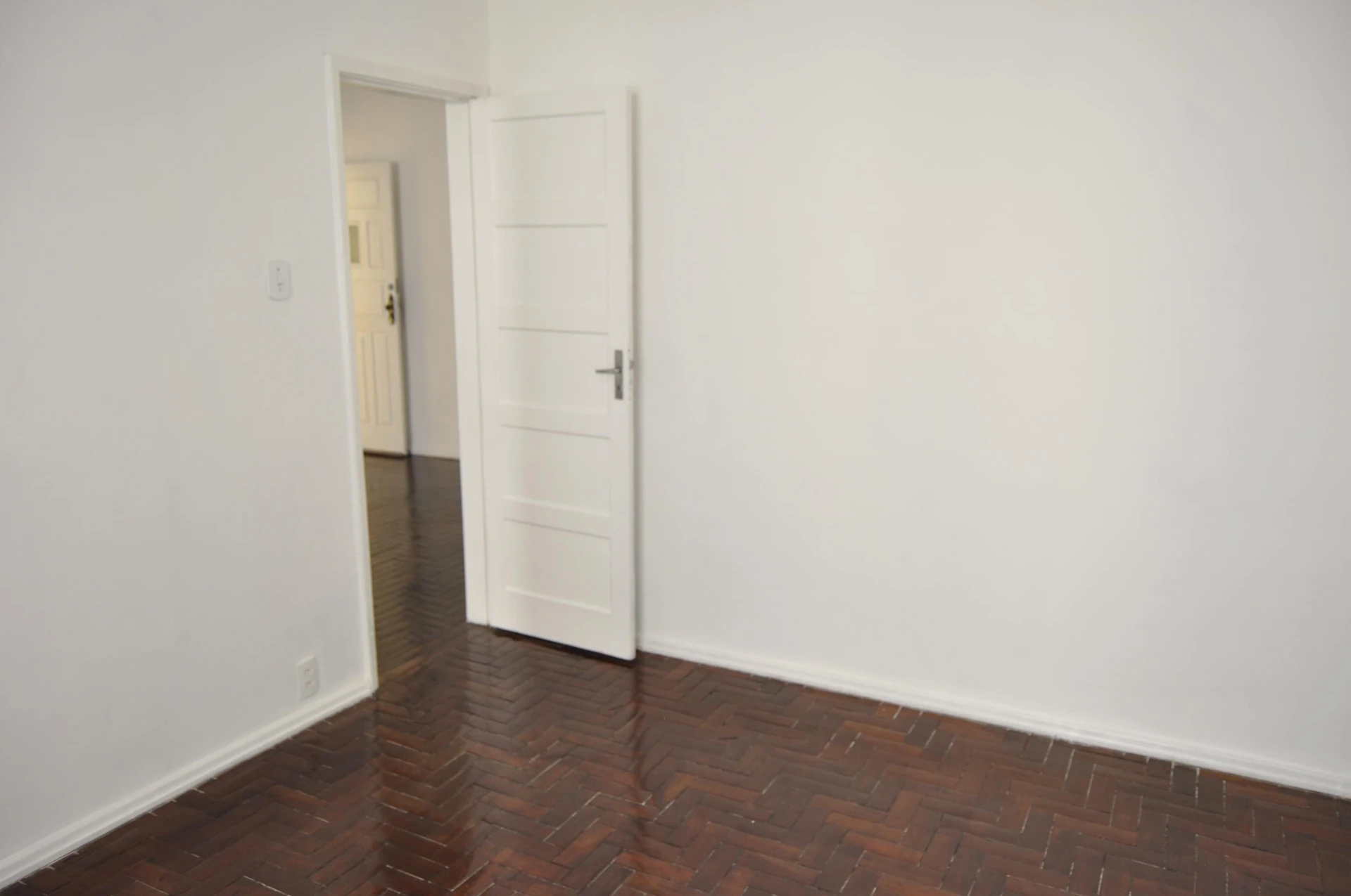 Wood or laminate floors in a 2-bedroom apartment, 85 m² — photo 9