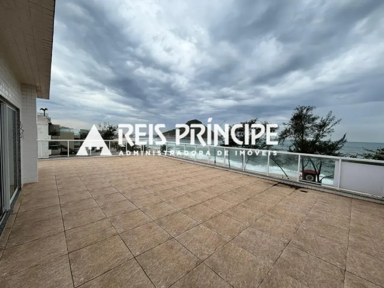 Unfurnished apartment with 4 bedrooms and a glass balcony — photo 21