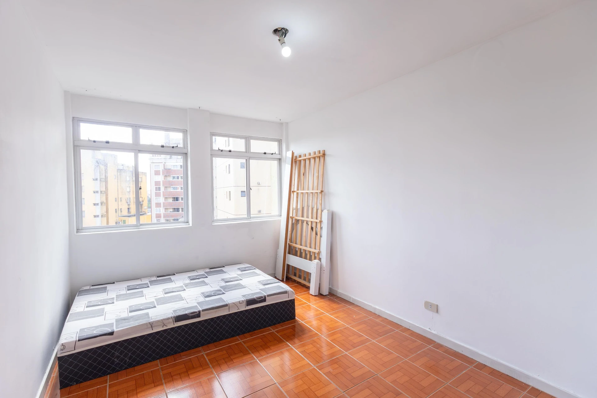 2-bedroom apartment with a washing machine in Curitiba — photo 11
