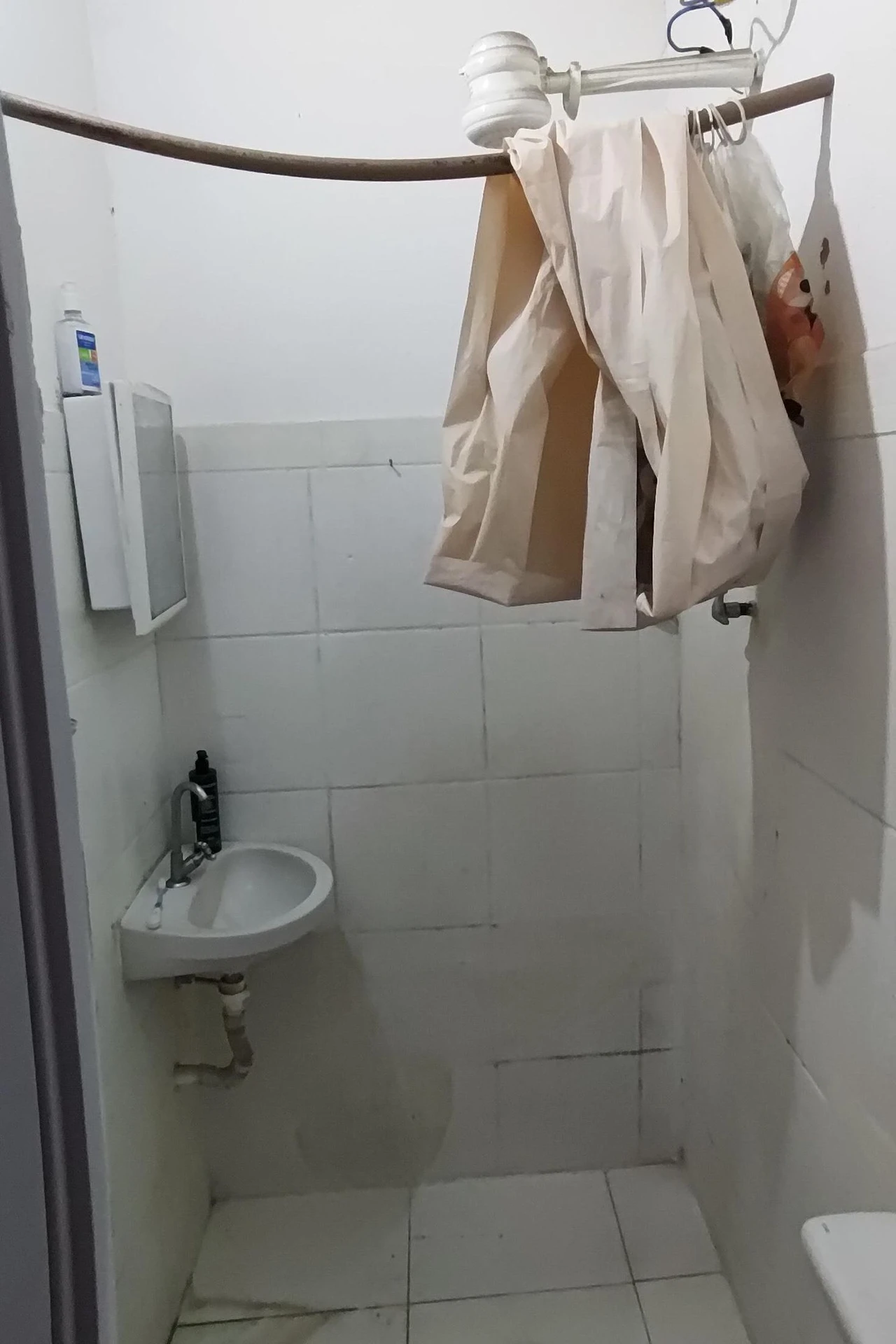 Незамебльований студіо з окремою кухнею з газовою плитою — photo 4