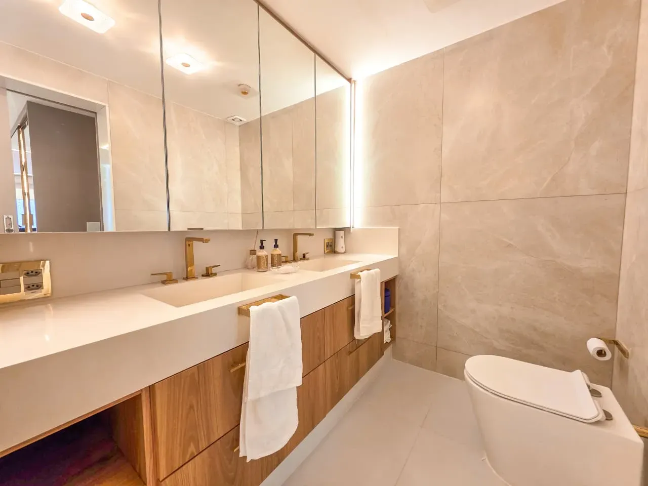 Bathtub in a 3-bedroom apartment, 240 m² — photo 33