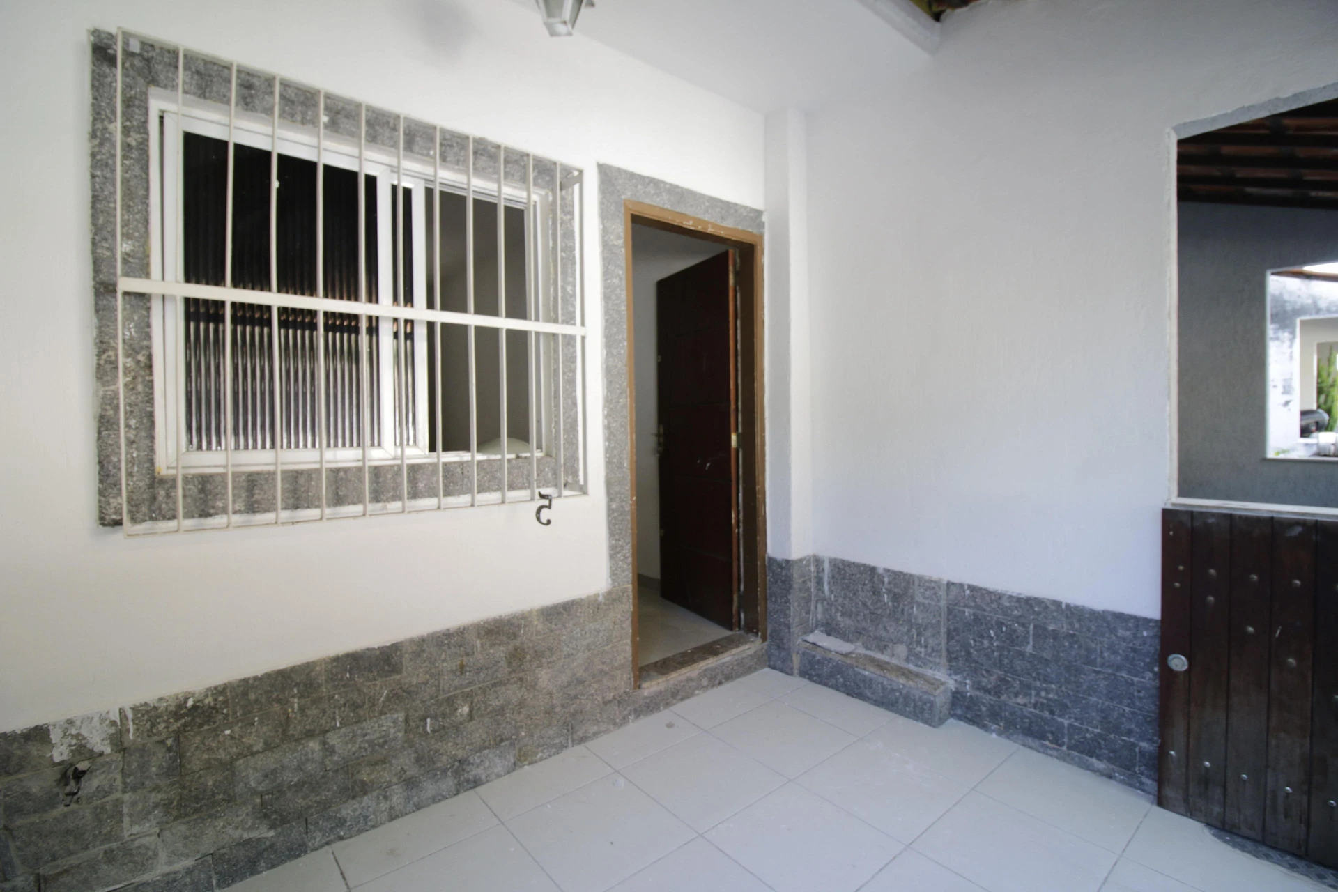 Casa sem mobília com 2 quartos e varanda
