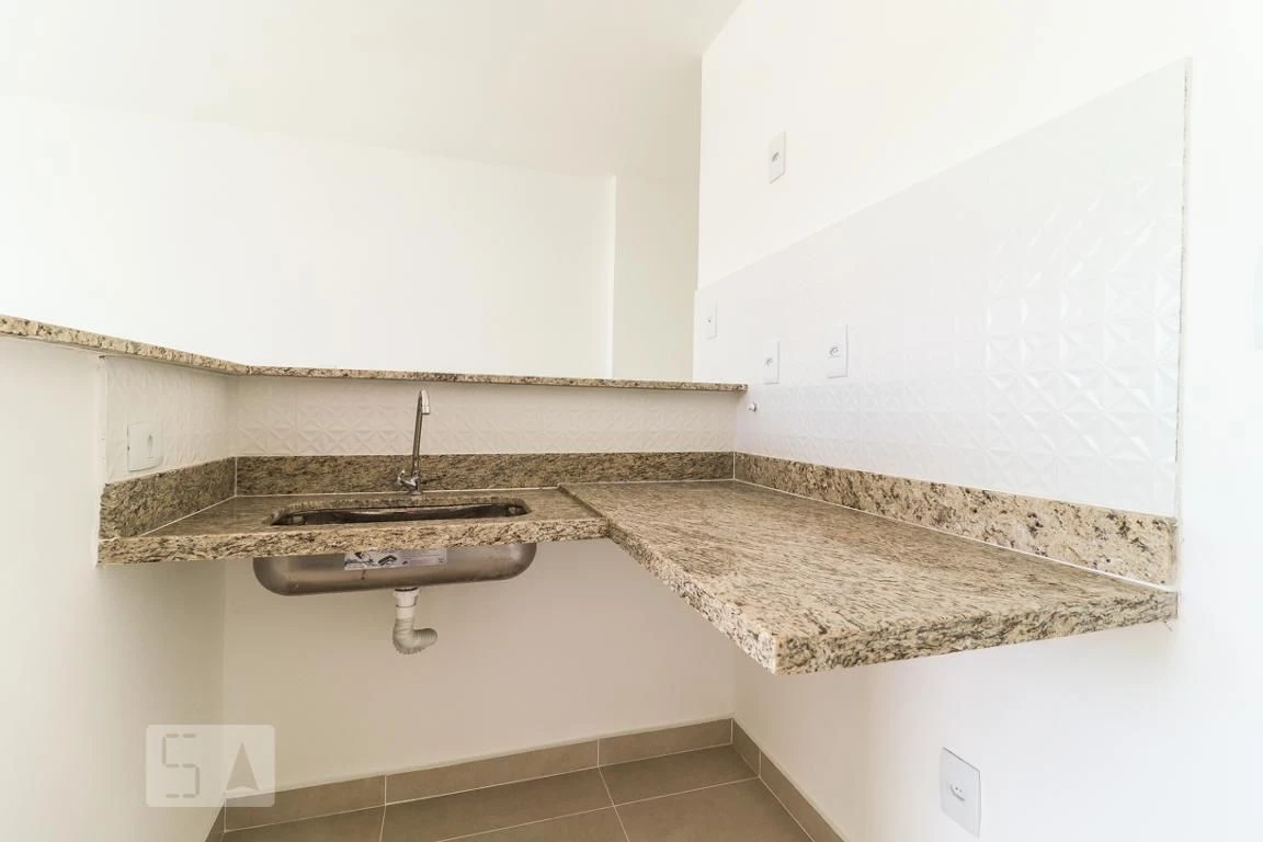 Furnished 1-bedroom apartment with a glassed balcony — photo 48