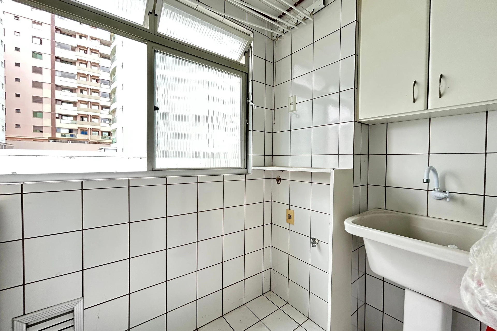 3-bedroom apartment in a building with a gym — photo 17