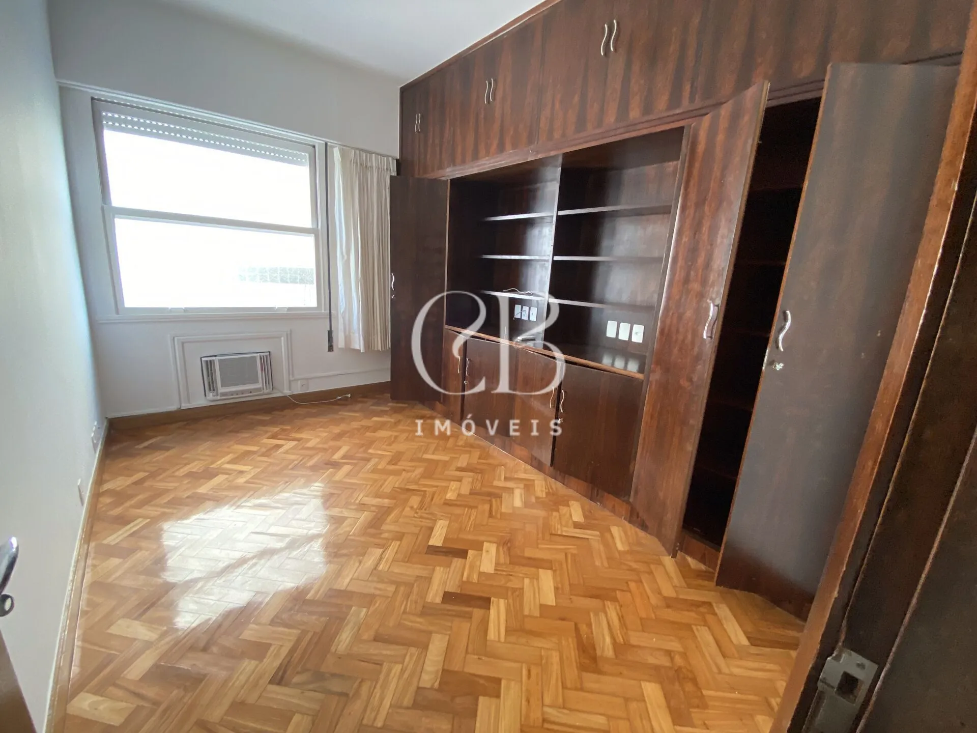 Apartment with 4 bedrooms and a glass-enclosed balcony — photo 28
