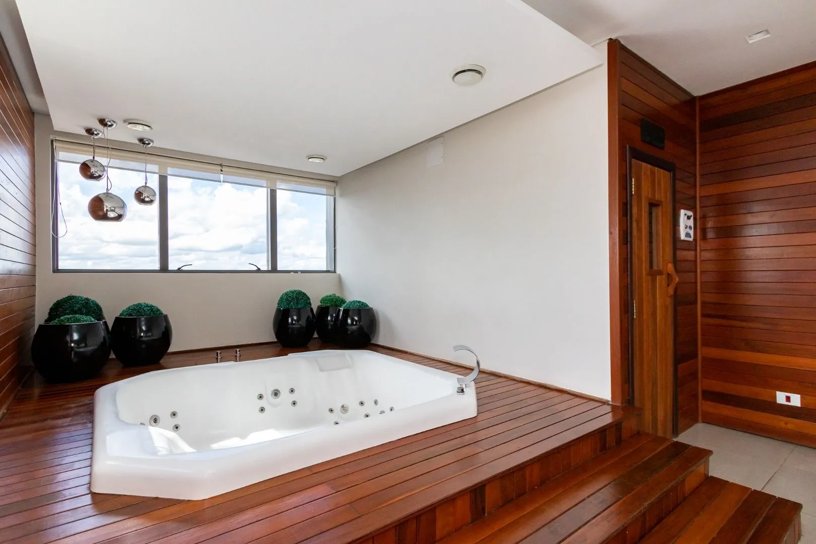 78 m² apartment with floor-to-ceiling windows and a bathtub — photo 42