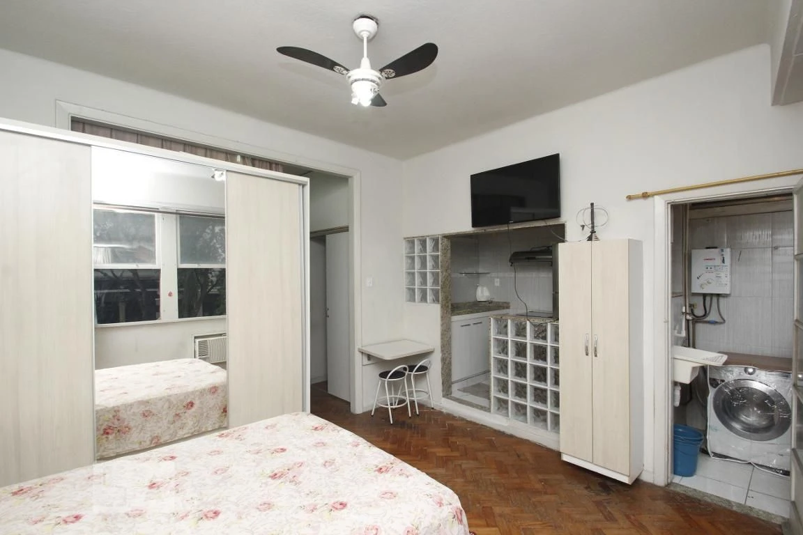 Furnished studio with 1 bedroom and glass shower enclosure — photo 15