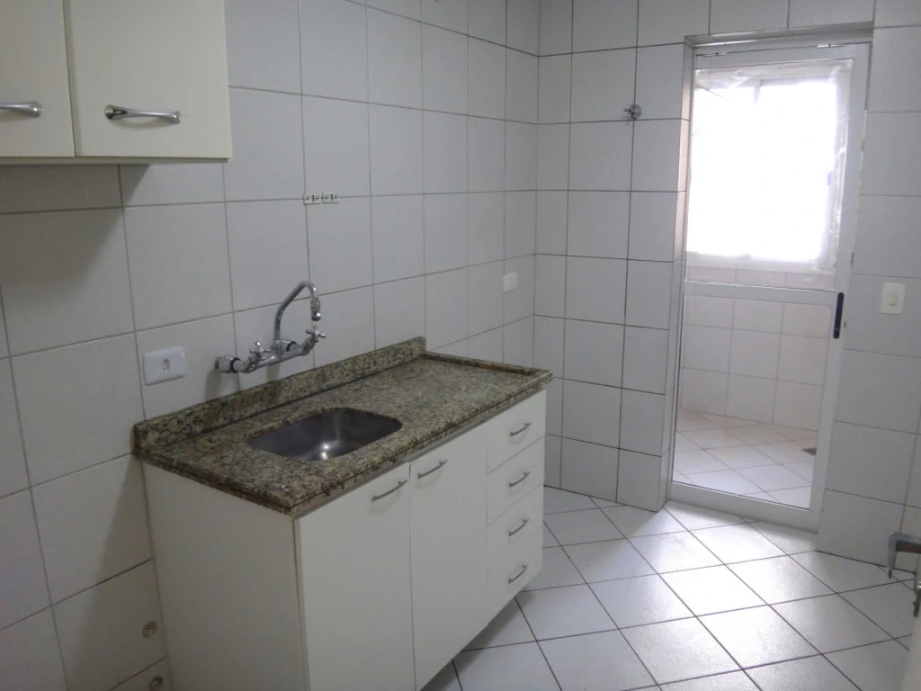 3-bedroom apartment with wood or laminate floors — photo 26