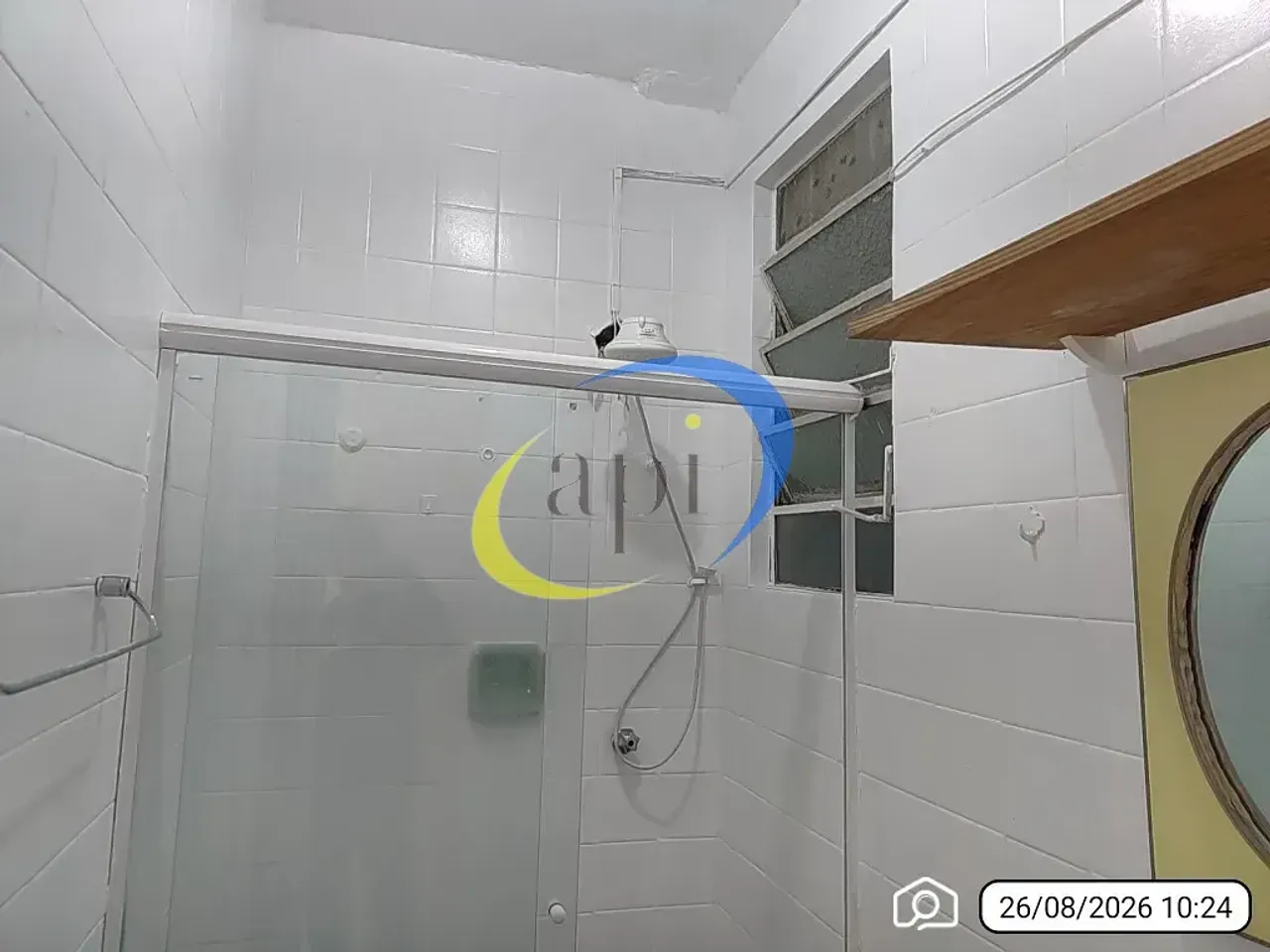 Rental apartment with a glass shower in the bathroom — photo 3