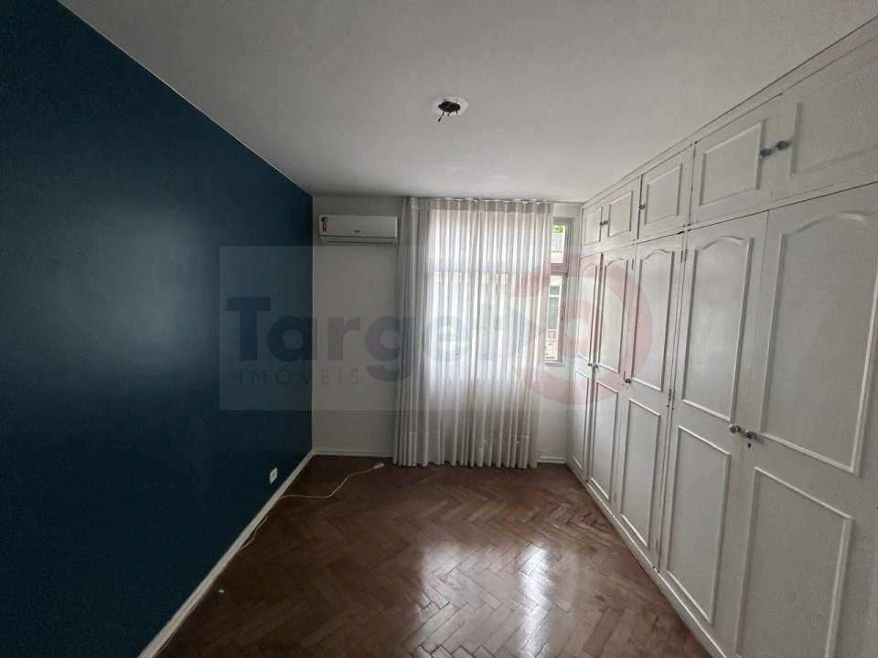 2-bedroom apartment with wood or laminate floors — photo 4