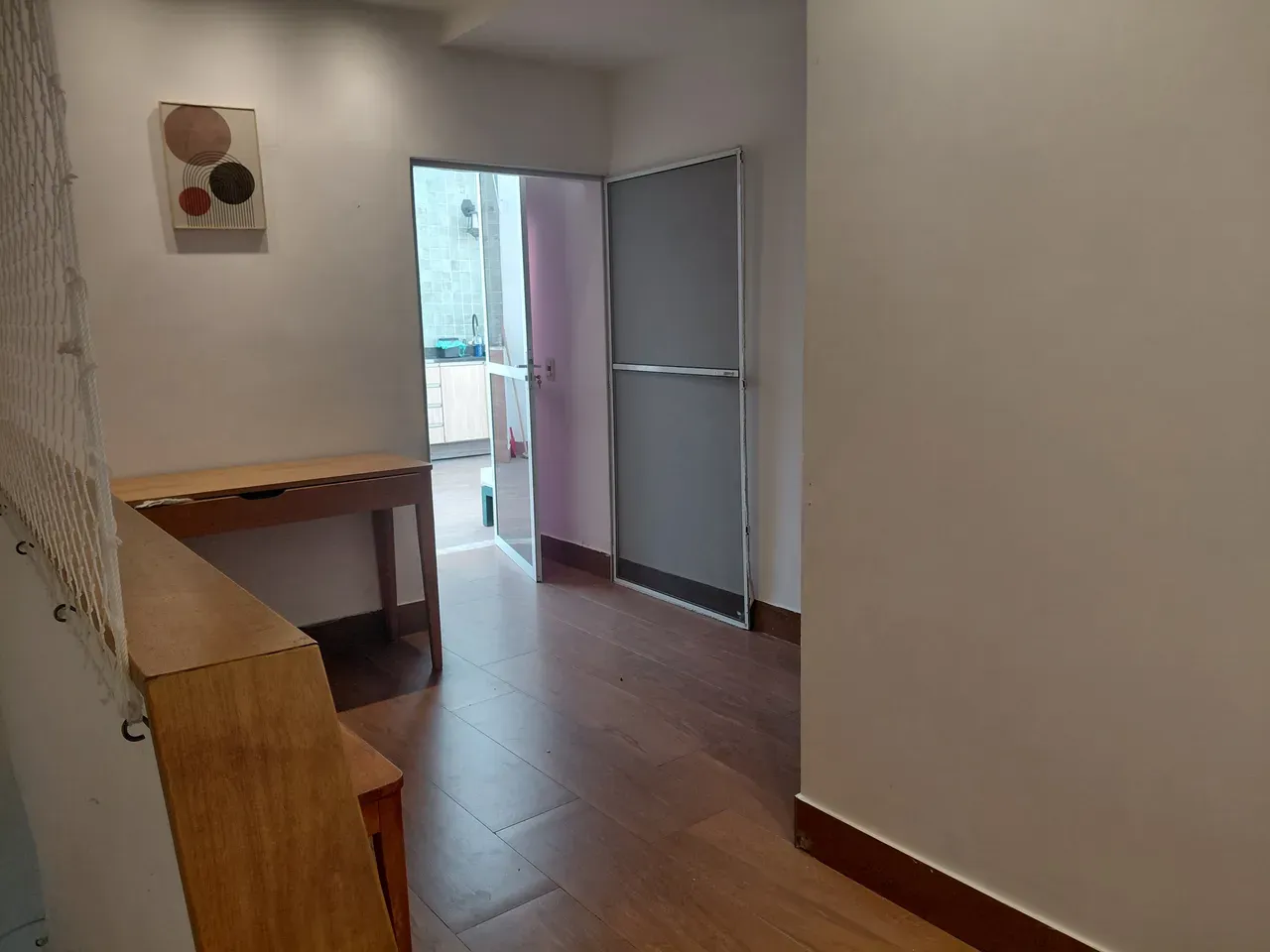 Furnished 3-bedroom apartment with glass balcony — photo 21