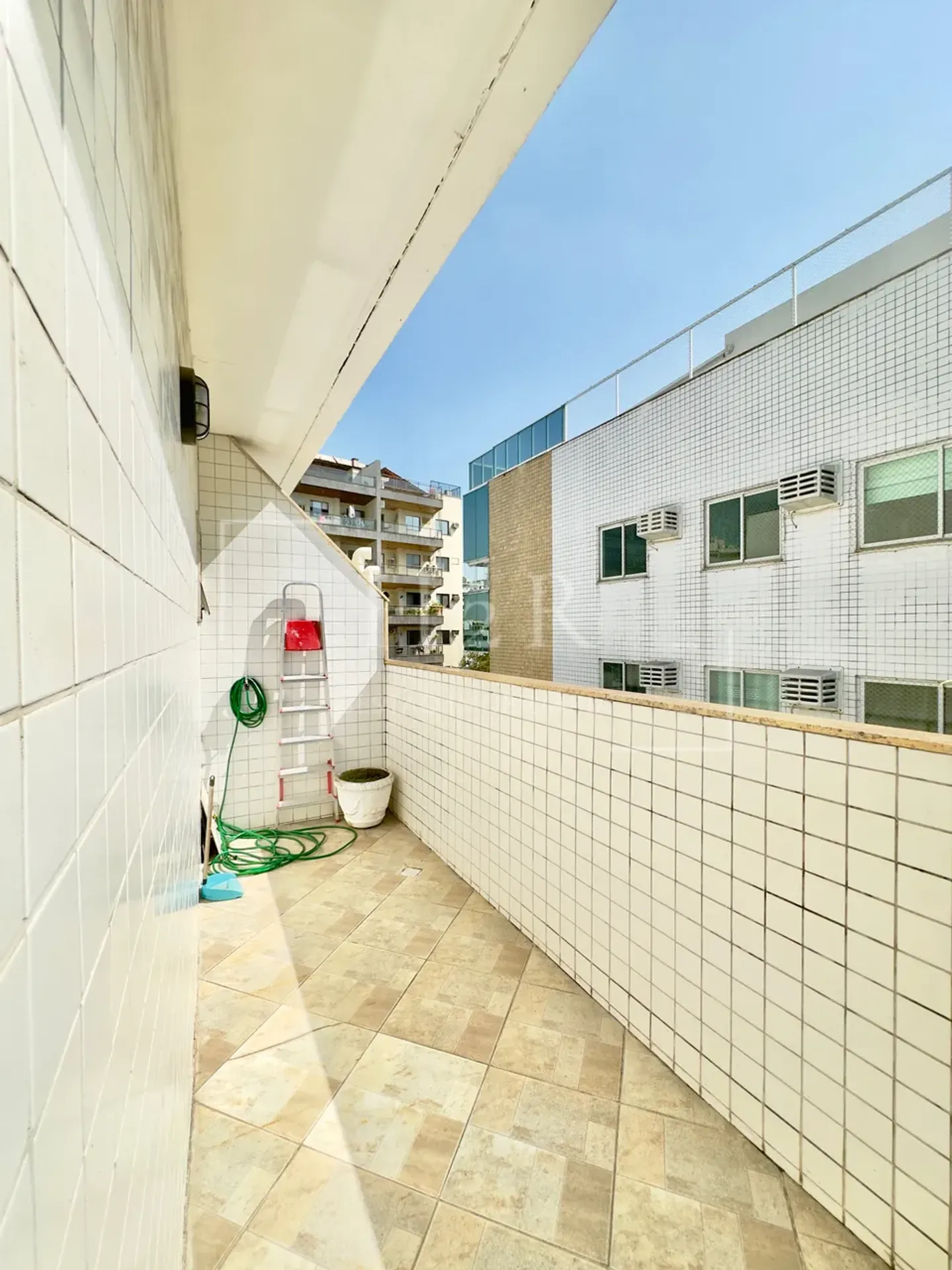 Furnished 3-bedroom apartment with balcony — photo 35