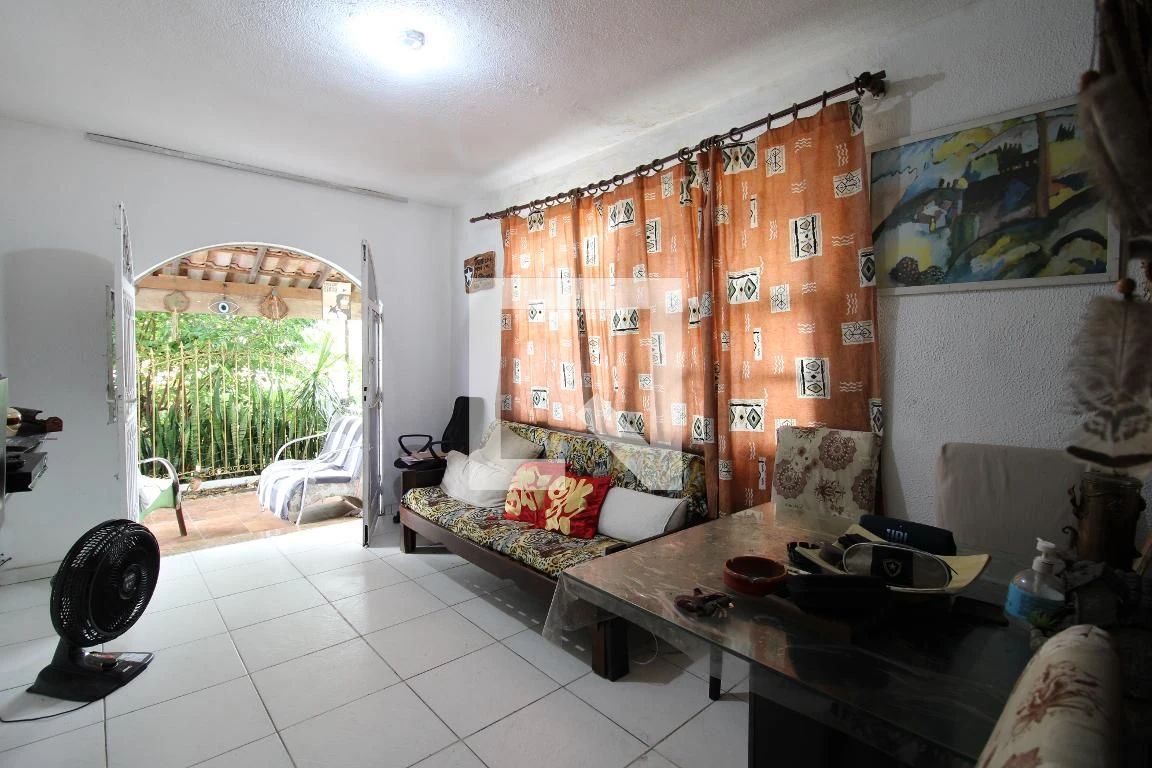 Casa mobiliada com quintal e 2 quartos, 2 banheiros