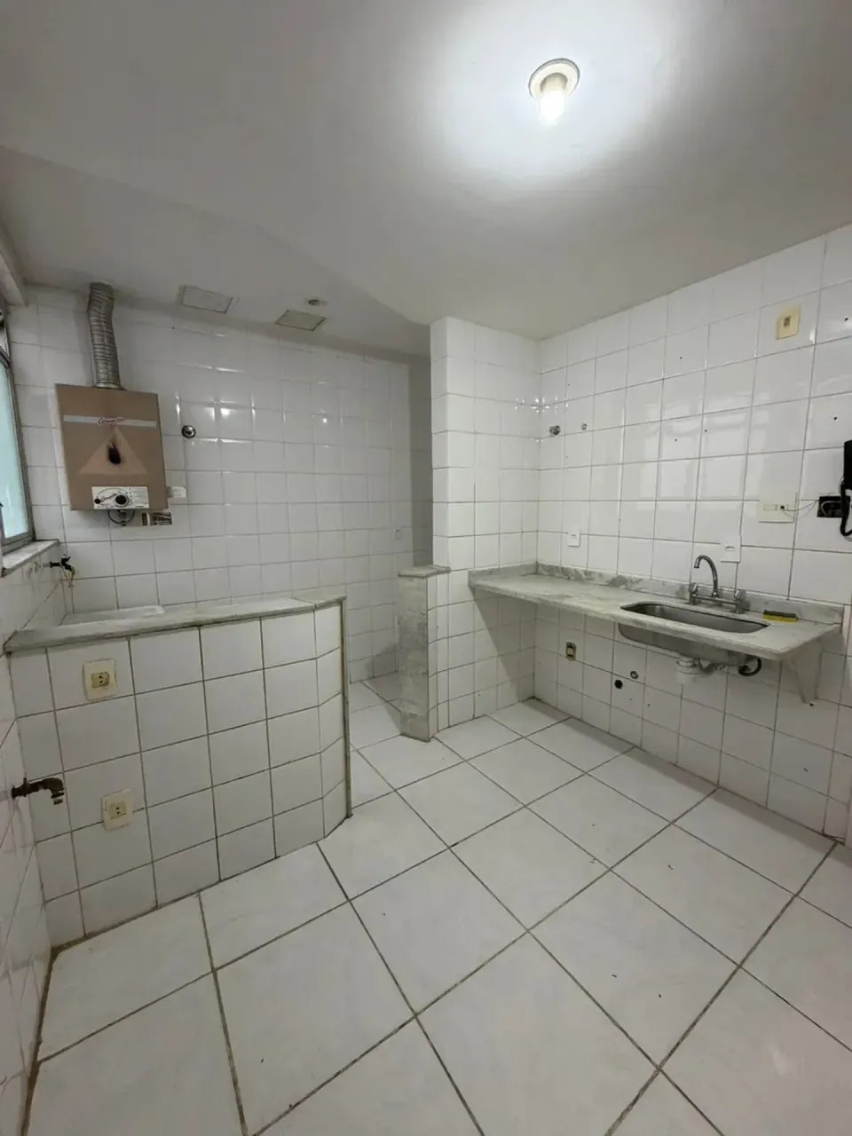3-bedroom apartment with 2 bathrooms and glass shower — photo 2