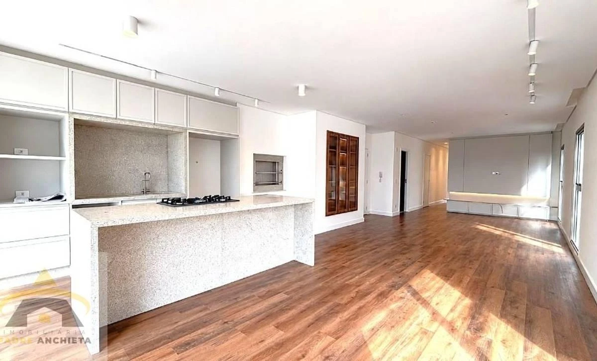 Apartamento de 2 quartos com janelas do piso ao teto