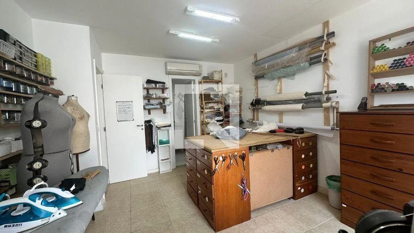 Walk-in closet in a 5-bedroom house, 250 m² — photo 8