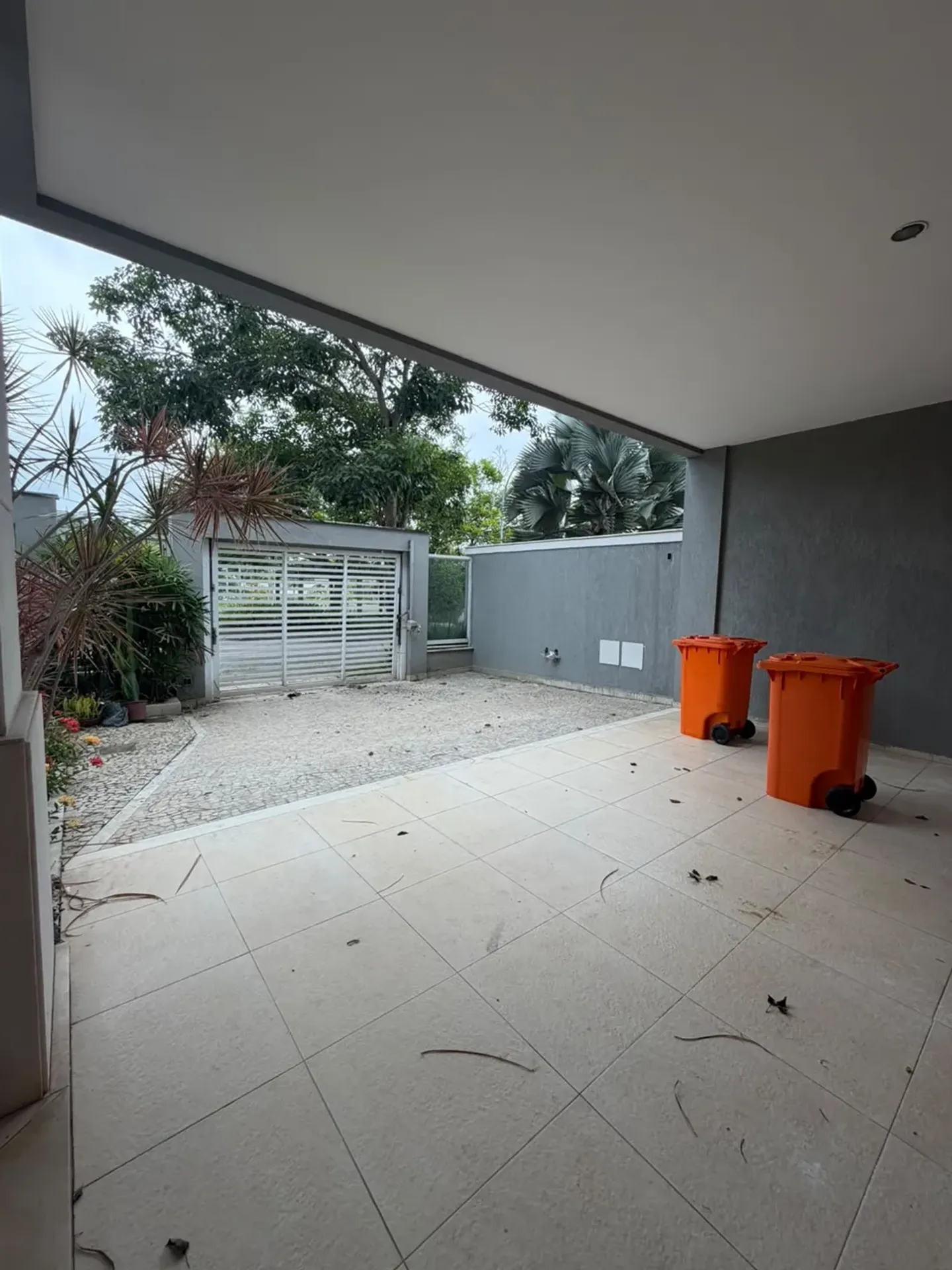 700 m² house with a garden and a bathtub — photo 25