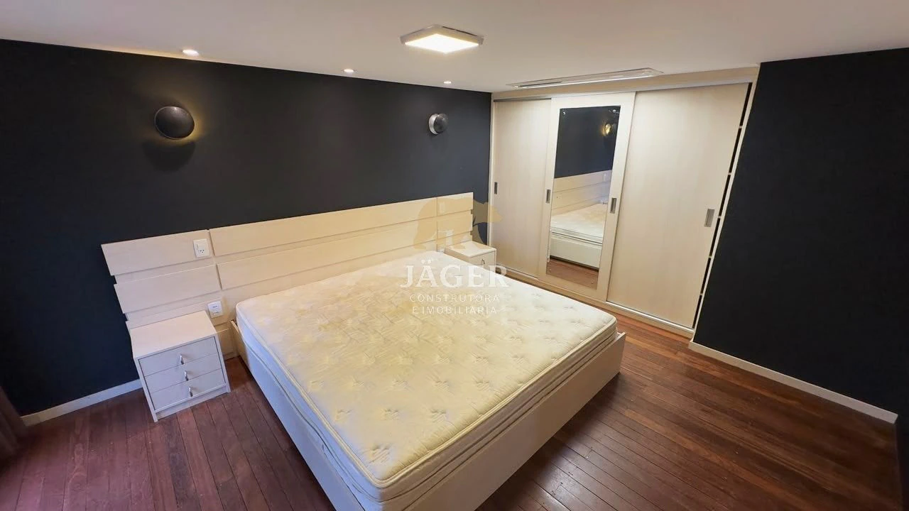 185 m² apartment with a bathtub and a glass-enclosed balcony — photo 4
