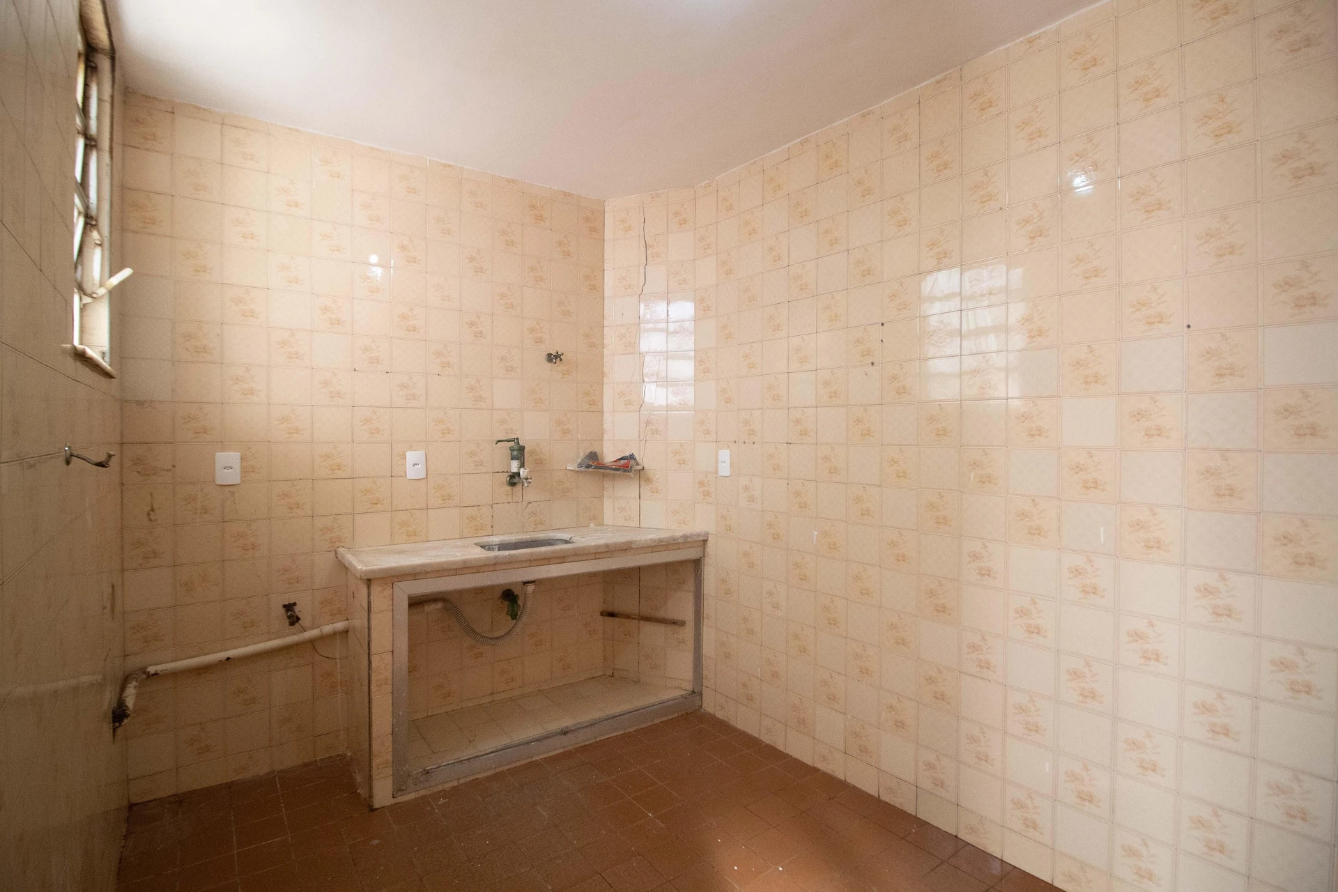 2-bedroom house with 1 bathroom, no parking; pets allowed — photo 2