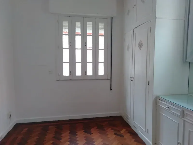 2-bedroom apartment with wood or laminate floors — photo 4