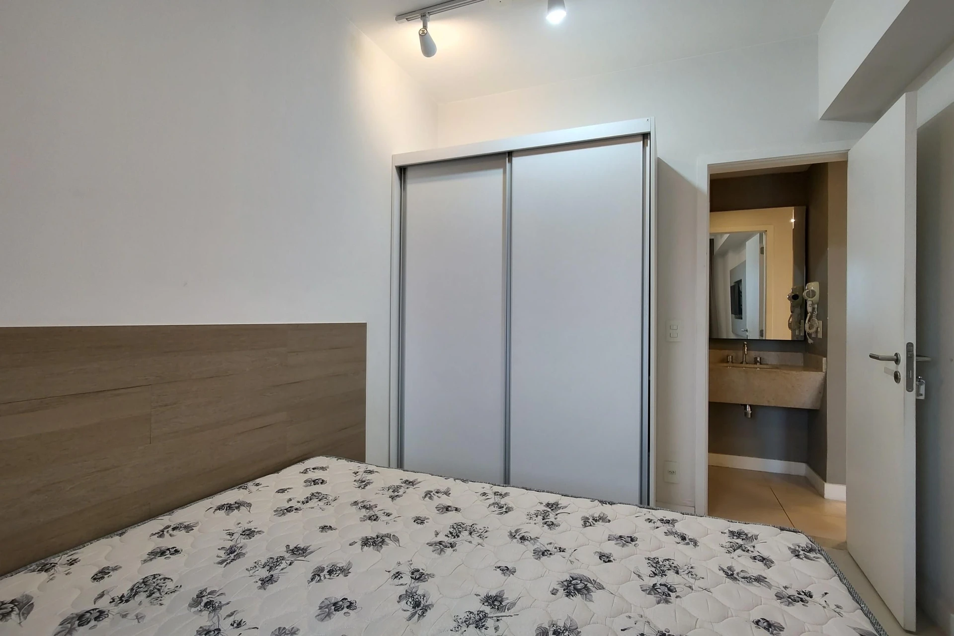 Furnished 1-bedroom apartment with an open-plan kitchen — photo 4