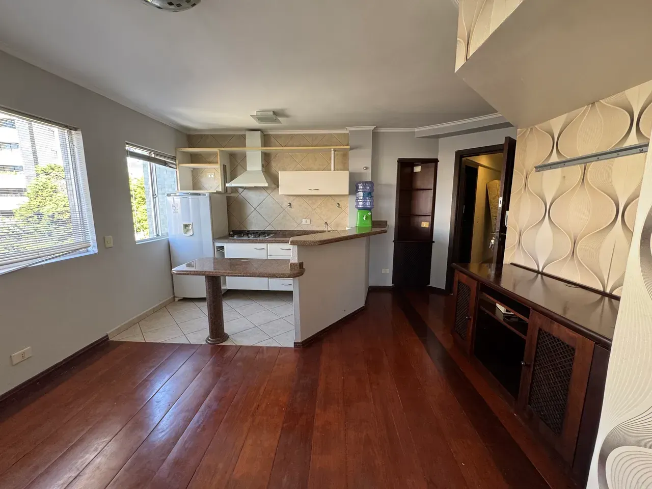 Furnished 1-bedroom apartment with glassed-in balcony — photo 13