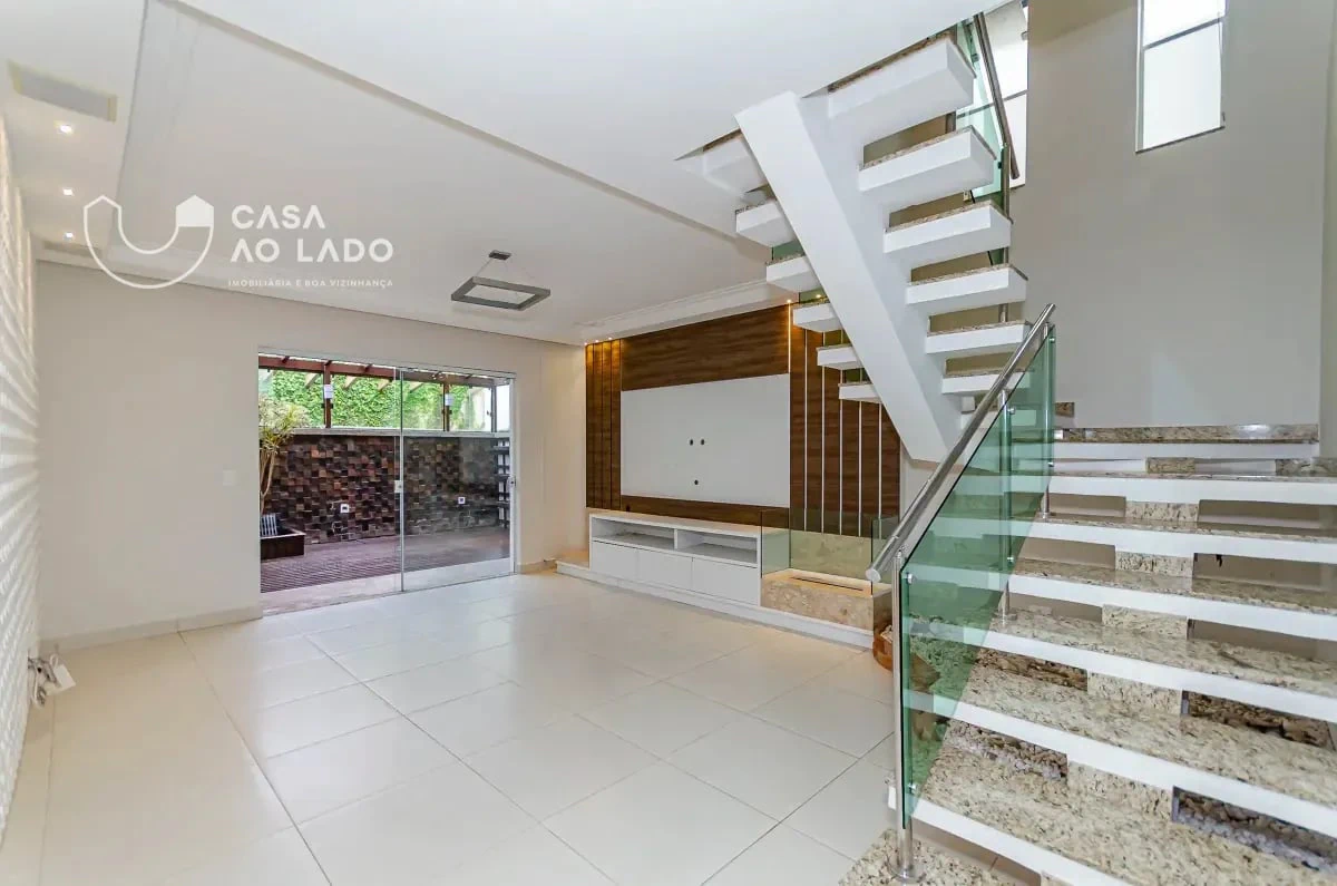 Balcony with a grill in a 3-bedroom house, 264 m² — photo 18