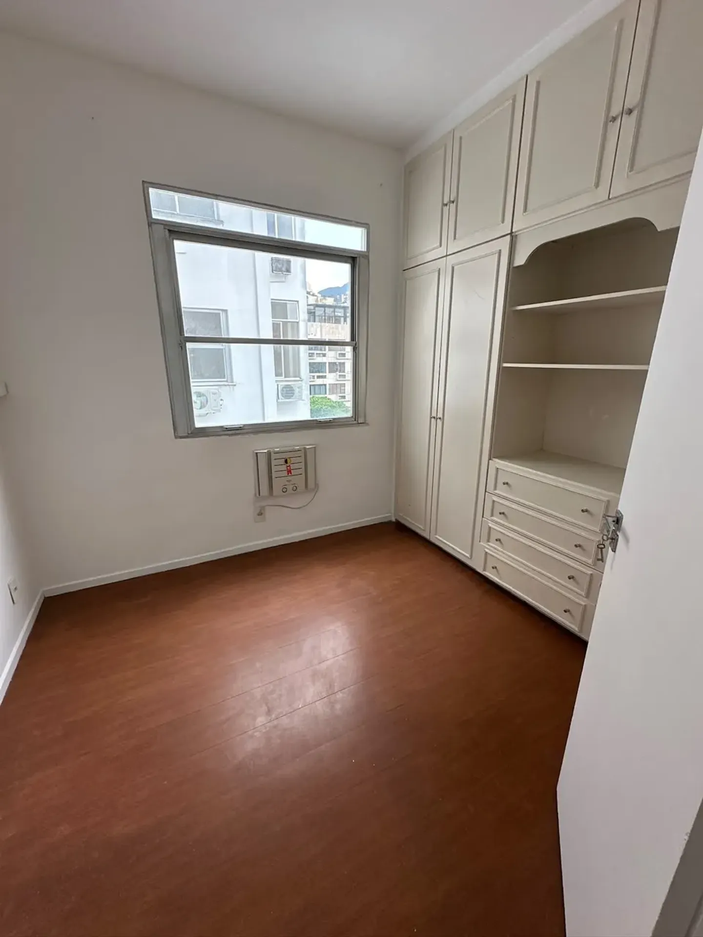 Wood or laminate floors in a 2-bedroom apartment, 72 m² — photo 4