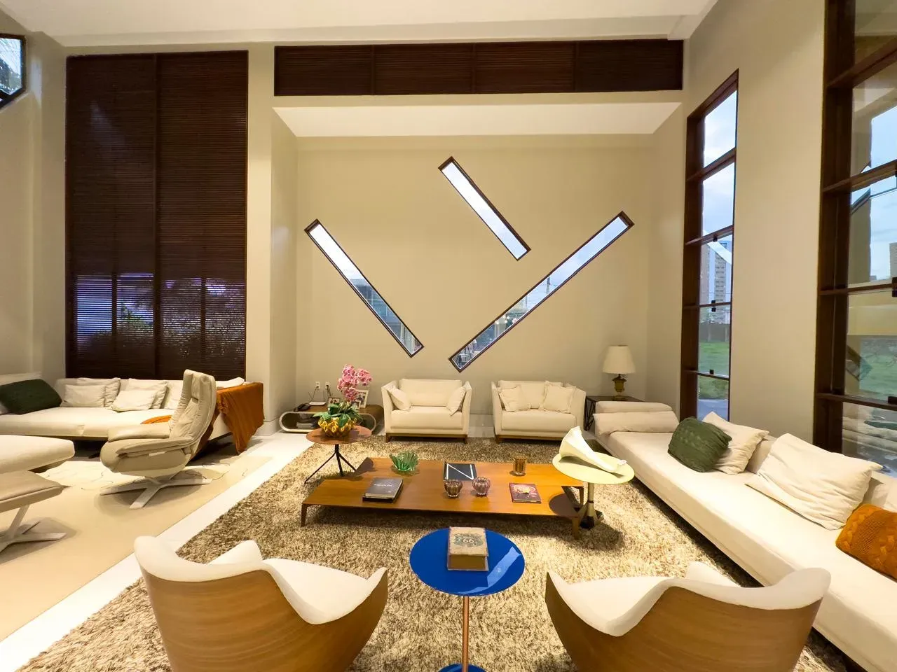 Furnished house with 5 bedrooms and 4 parking spaces on 2nd floor