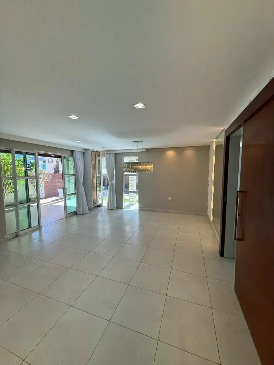 Floor-to-ceiling windows in a 5-bedroom house, 360 m² — photo 2