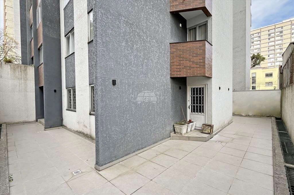 Unfurnished 3-bedroom apartment with private garden — photo 3