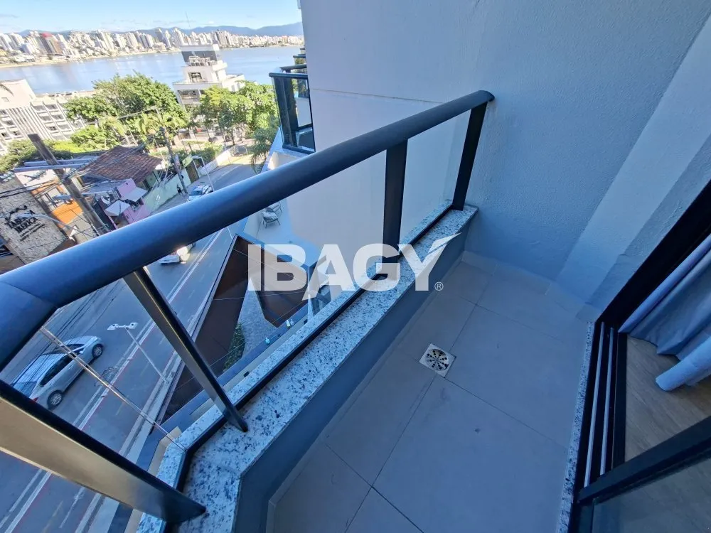 Studio with a glassed-in balcony and open-plan kitchen — photo 245