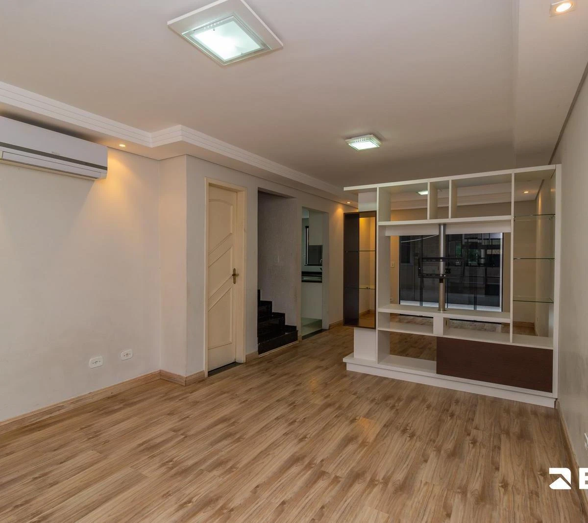 Balcony with a grill in a 3-bedroom house, 118 m² — photo 4