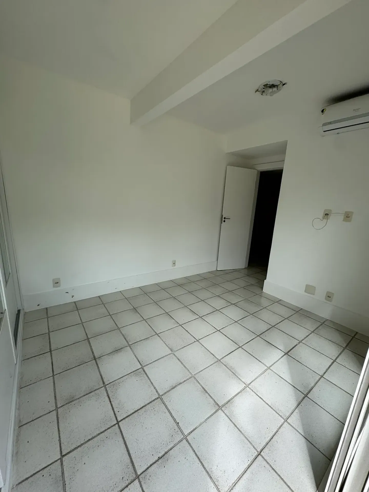 Linear house with 5 bedrooms and 5 bathrooms, separate kitchen — photo 26