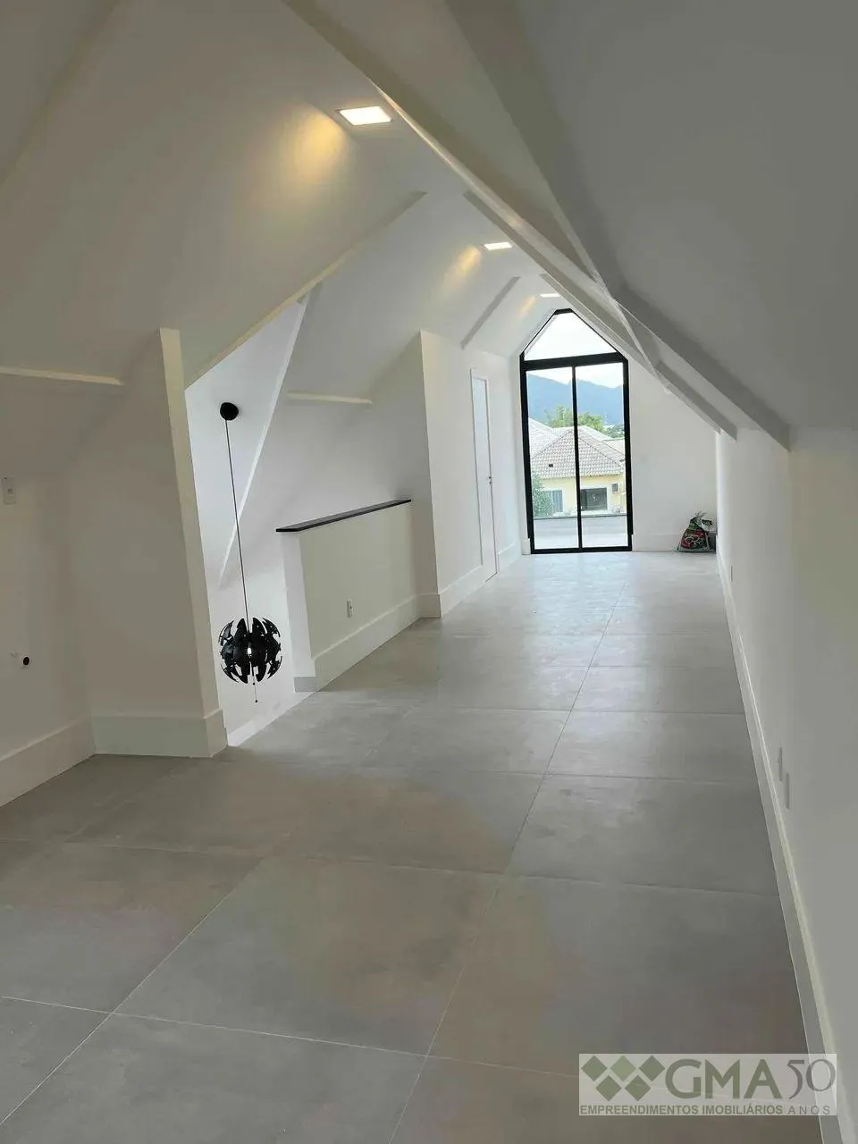 Unfurnished house with open-plan kitchen and 3 parking spots — photo 14