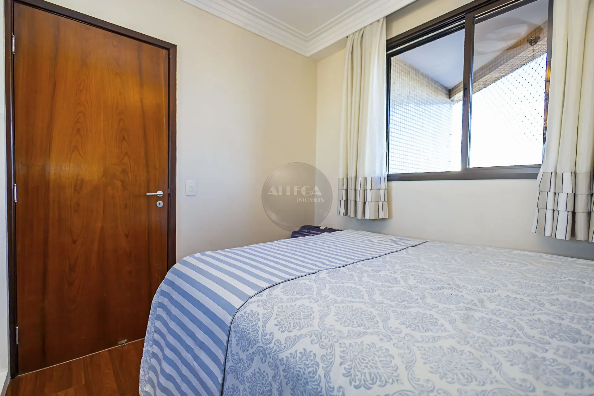 Apartamento com 4 quartos e piso de madeira na sala — photo 39
