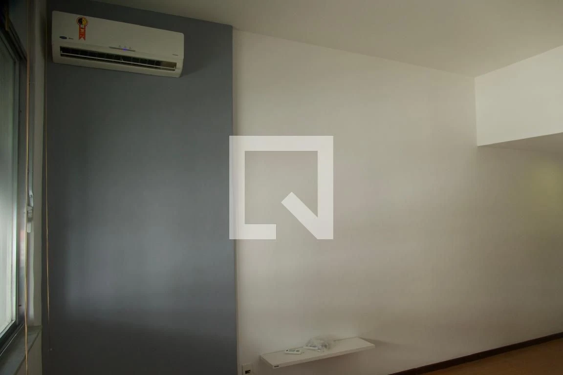 Unfurnished 1-bedroom apartment with a separate kitchen — photo 14