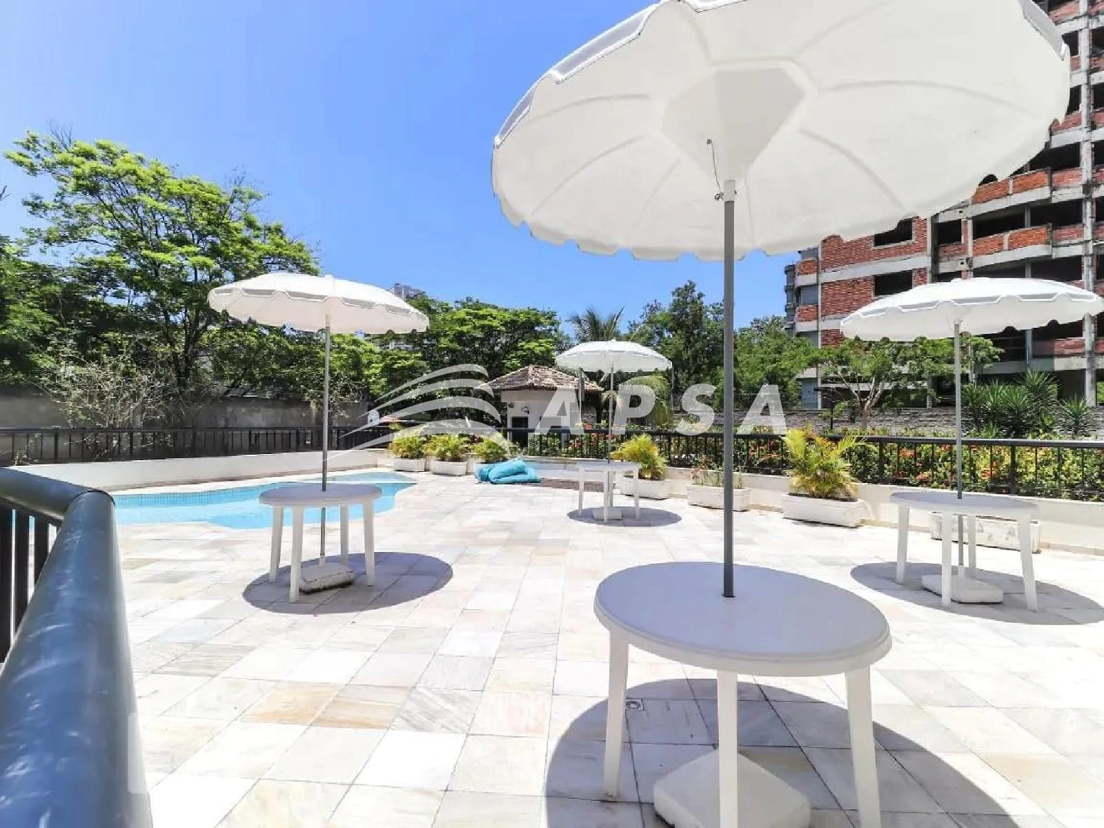 Unfurnished 2-bedroom apartment with a private BBQ — photo 3