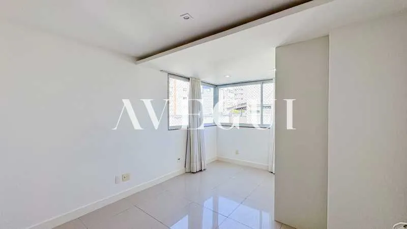 197 m² apartment with 4 bedrooms and a glass balcony — photo 19