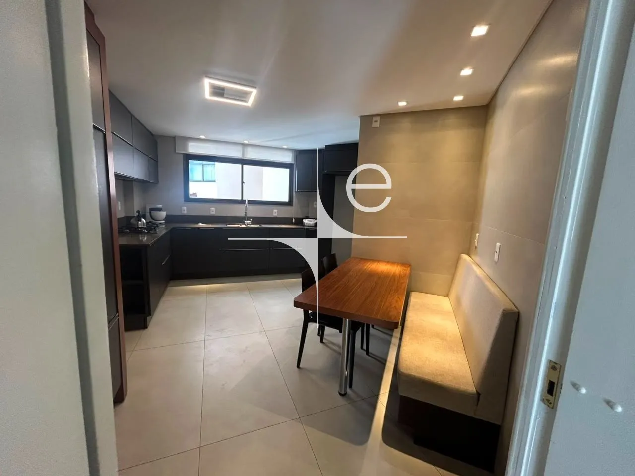 254 m² apartment with a walk-in closet and a home office — photo 7