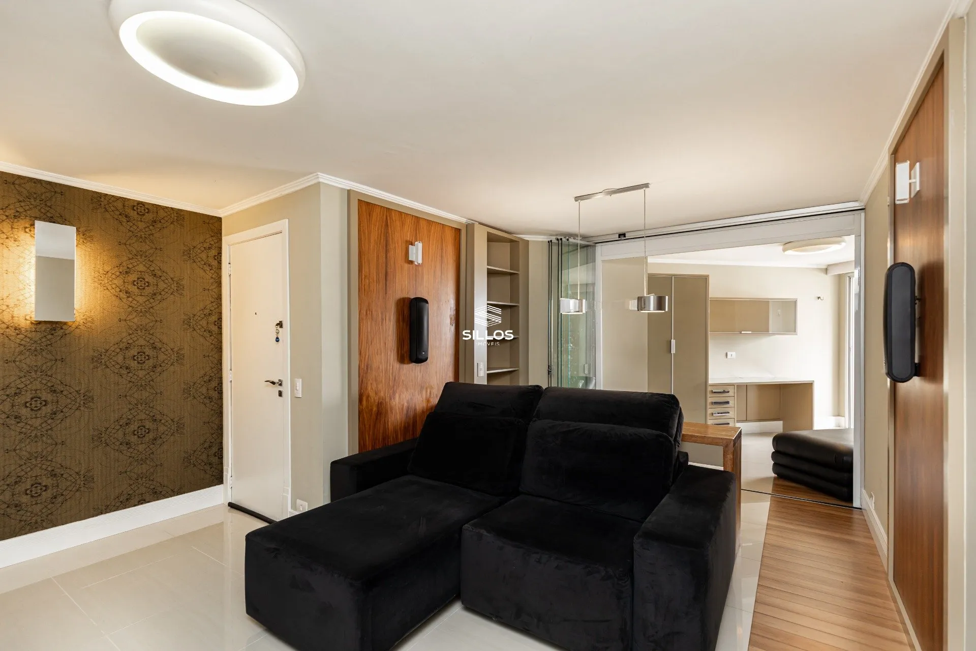 121 m² apartment with a glass-enclosed balcony and a bathtub — photo 4